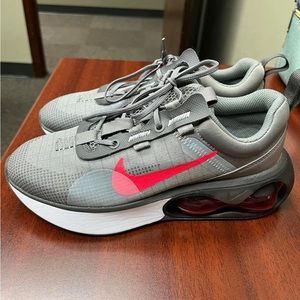 Brand New Nike Air Max 2021 Boys Youth 5.5
Never worn , retails for $100